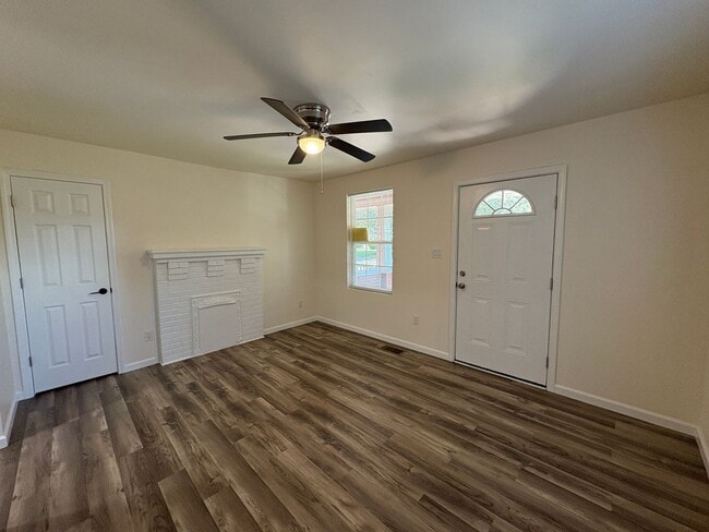 Building Photo - Rent Special on Affordable Duplex in Ender...