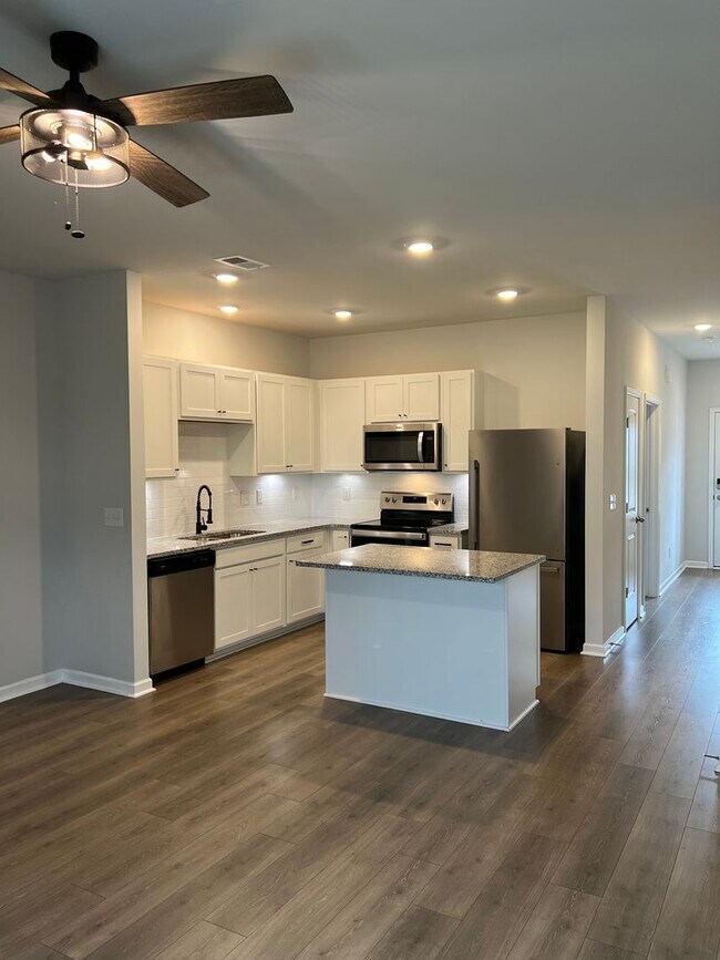 Building Photo - 3 bedroom, 2.5 Bath, 2 story Townhome in C...