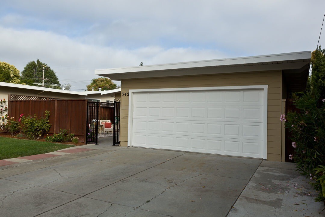 Primary Photo - Amazing 3BR 2BA Home Located In a Quiet Ne...