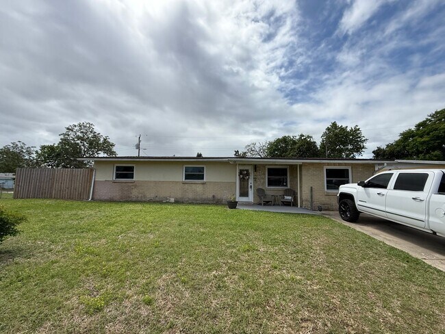 Foto del edificio - Spacious 4-bedroom, 2-bath pool home