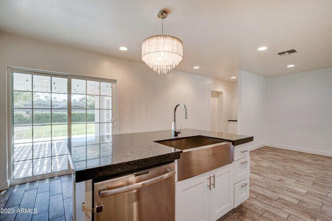 Foto del edificio - 4213 E Avalon Dr