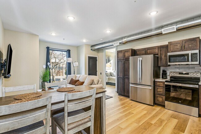 Foto del edificio - CORPORATE LEASE AVAILABILITY FOR 3, 6, OR 12 MONTHS! ALL BILLS AND PARKING INCLUDED!