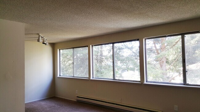 Foto del edificio - 1 bedroom 1 bath upstairs apartment