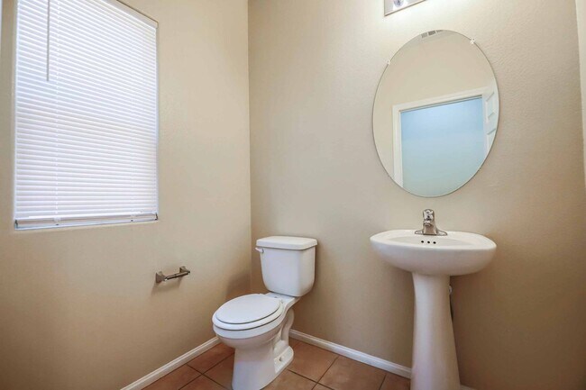Building Photo - UPGRADED 4 BEDROOM HOUSE!
