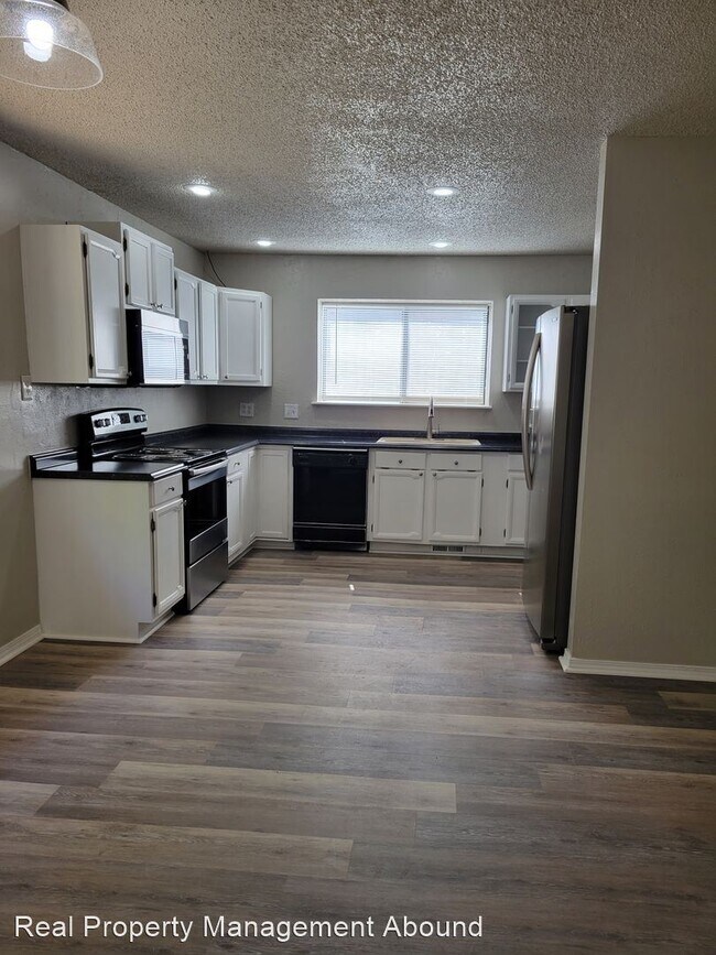 Building Photo - 3 br, 2 bath House - 2815 S 140 E Ave