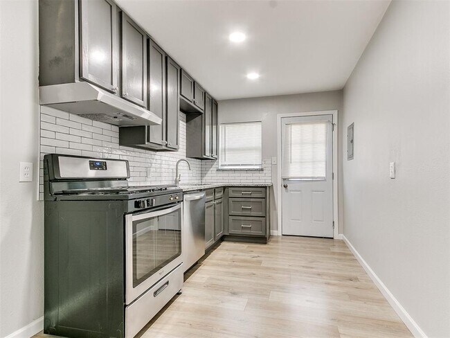 Building Photo - 705 N Key Blvd