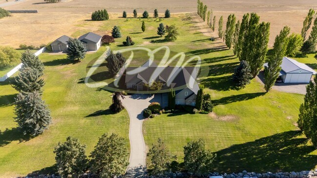 Foto del edificio - Spacious 3-Bedroom Home on 4.5 Acres – Pos...