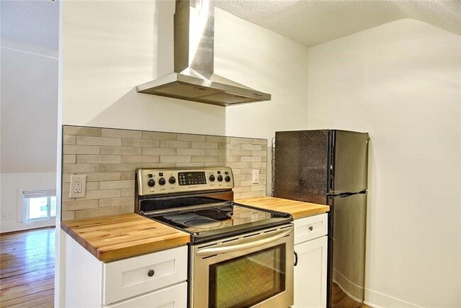 Building Photo - 21 Brewster St