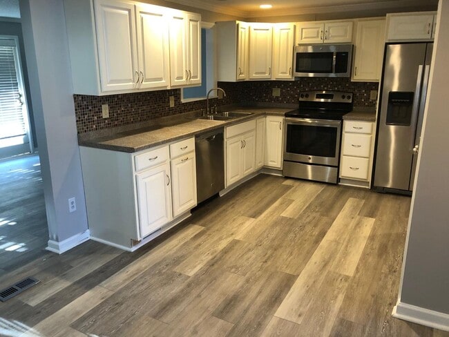 Upper St. Clair - 3 BR Split Entry House, Garage, Central Air! - Upper St. Clair - 3 BR Split Entry House, Garage, Central Air!