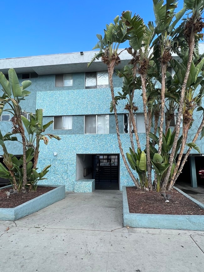 Front of the building - 6922 Hazeltine Ave