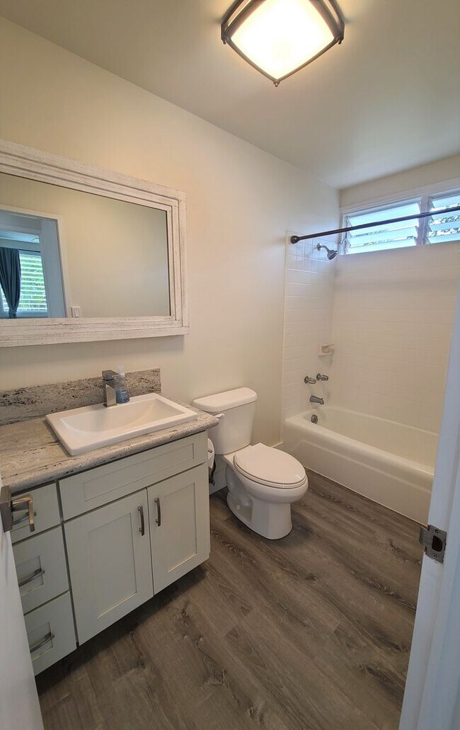 Building Photo - 4 bed, 2 bath, EV on a private lane - comp...