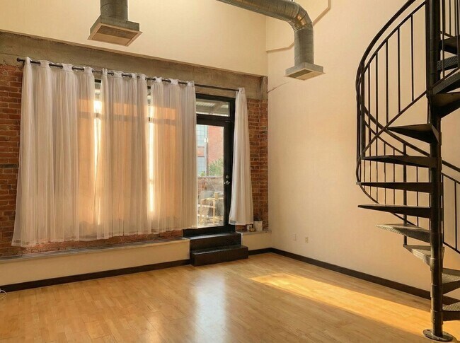 Foto del edificio - Authentic Industrial Living at the Historic Lofts Steps from Lake Merritt