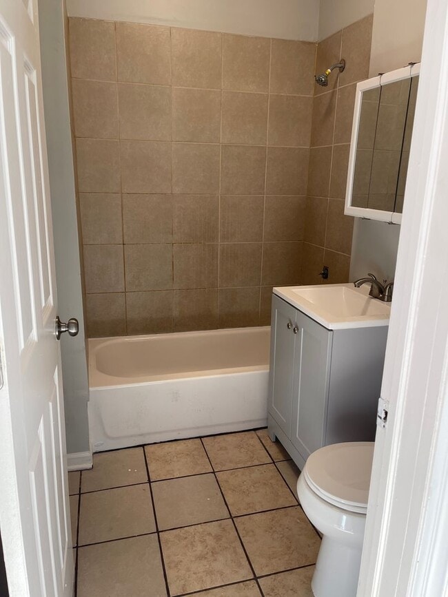 Building Photo - 3 Bedroom Unit with a Great Management Com...