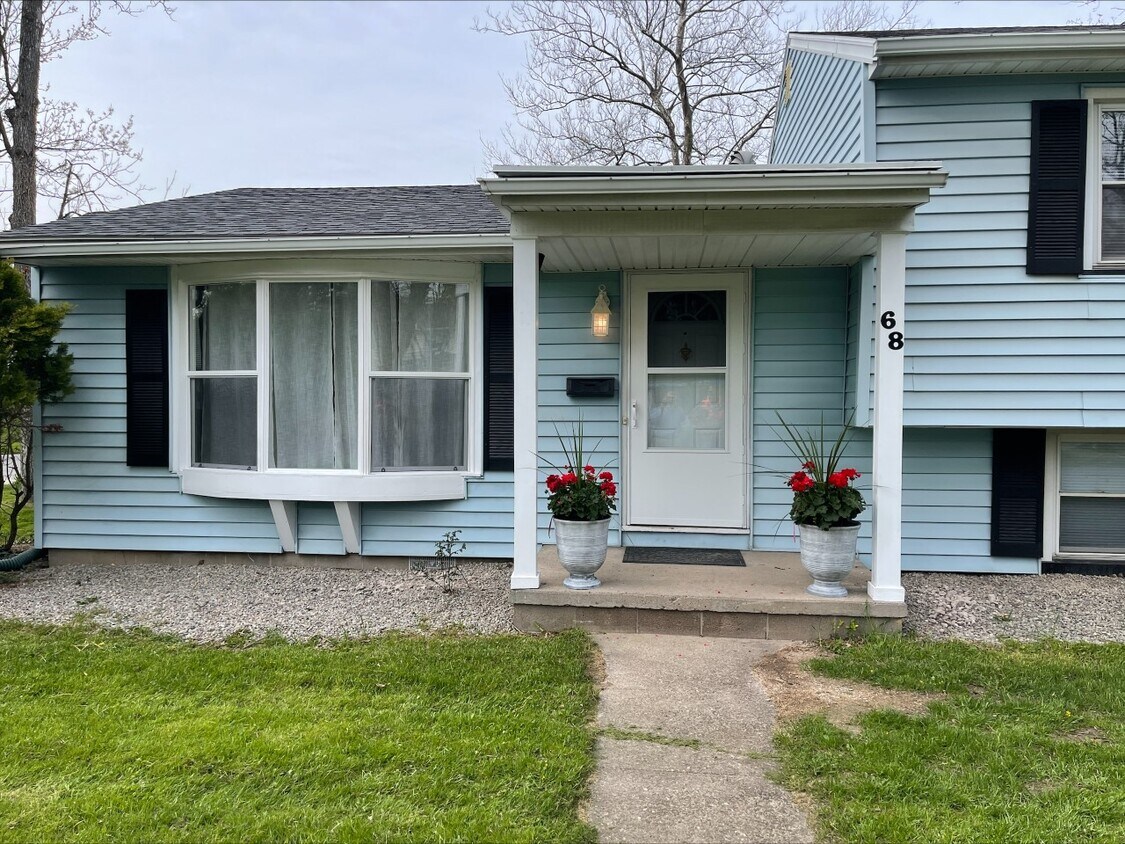 68 Stanford Rd W, Rochester, NY 14620 House Rental in Rochester, NY