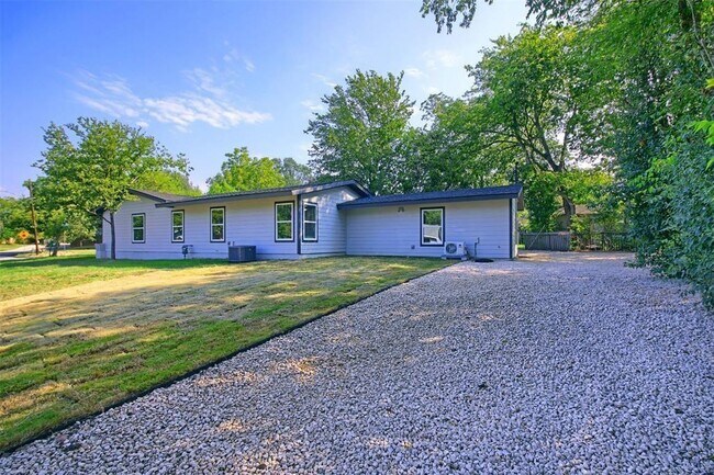 Building Photo - 2101 Benwick Cir
