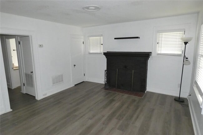 Building Photo - 2567 15th Ave N