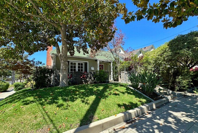 Building Photo - Vintage 3Bed/2Bath Charmer in Historic Dow...