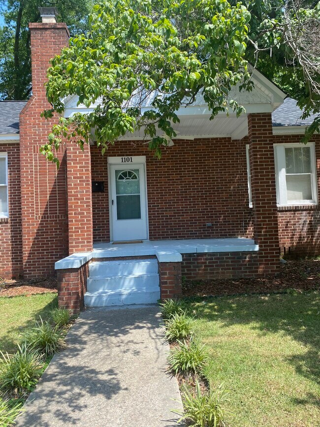 Building Photo - 1101 W Confederate Ave