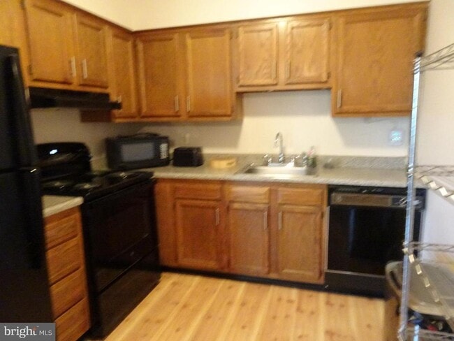 Building Photo - 610 W 11th St