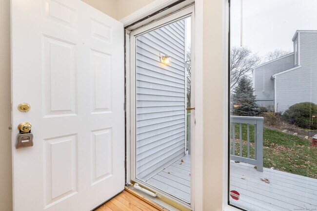 Foto del edificio - 16 Springdale Rd