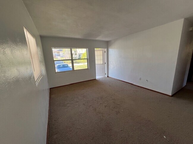 Building Photo - 3 Bedroom 1 Bath-1/2 of a Duplex Available...