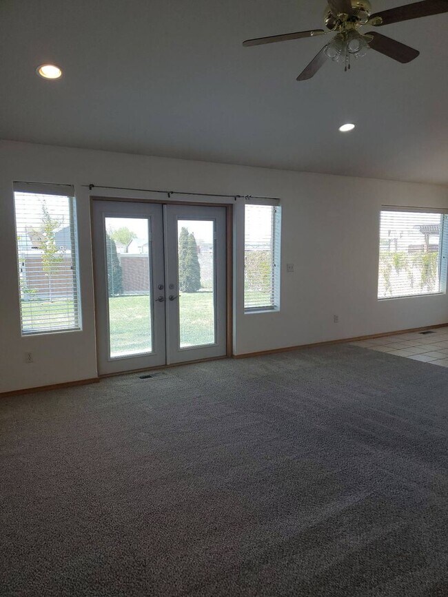 Building Photo - Triple Car Garage/ Fenced yard/