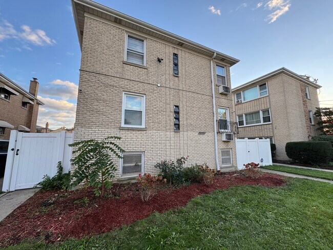 Foto del edificio - 6331 W Devon Ave