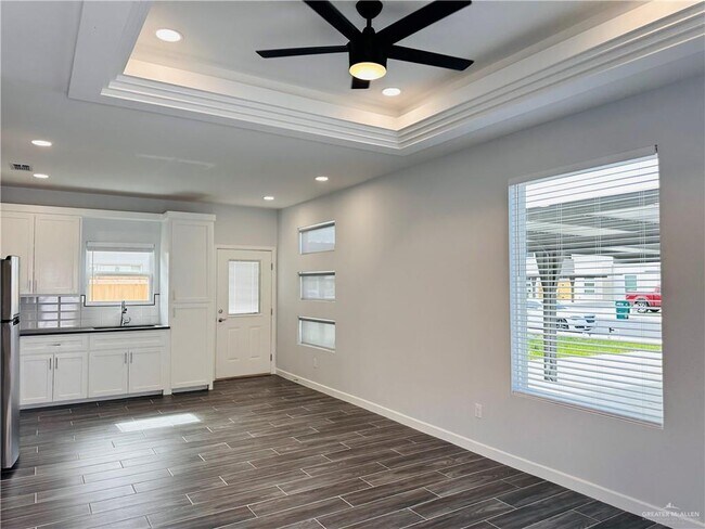 Foto del edificio - 13 Violet Ave W