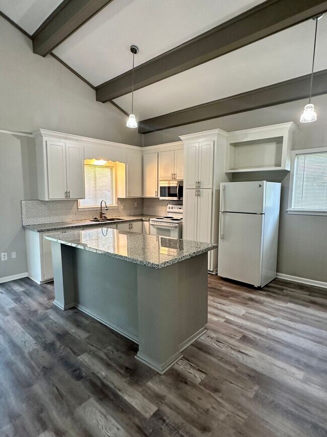 Foto del edificio - Spacious 4 Bedroom Home in Pearl!