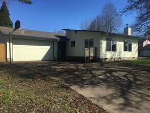 Building Photo - 445 SE Border Ln