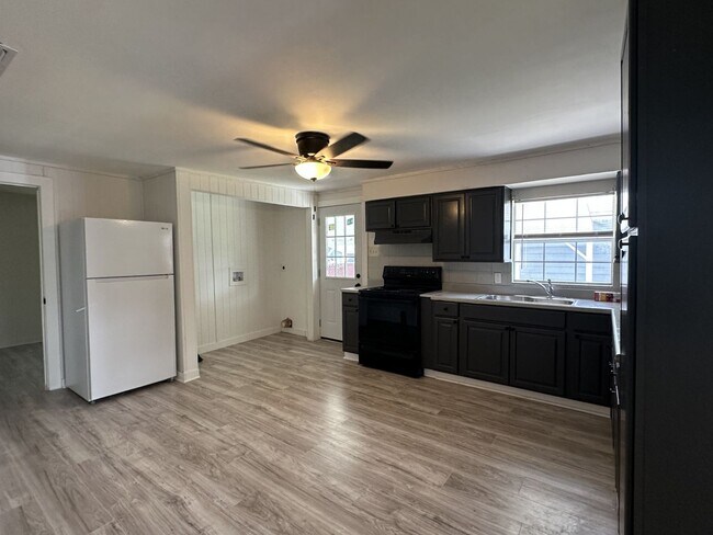 Foto del edificio - Remodeled 4 Bedroom with New A/C