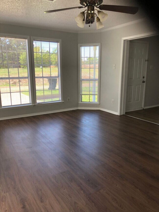 Foto del edificio - Move In Specual Large Duplex in a quiet cul-d-sac close to VA hospital
