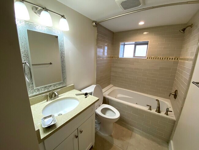 Foto del edificio - 244 W 200 N