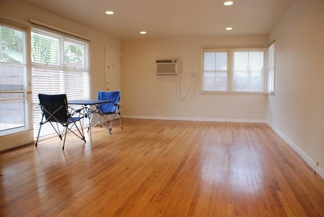 Building Photo - 917 W Huntington Dr