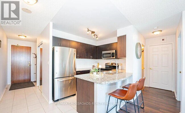 Building Photo - 4900 Glen Erin Dr