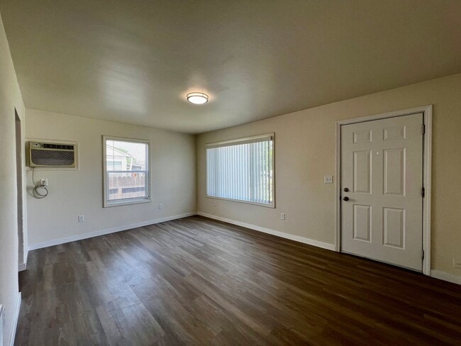 Foto del edificio - Non-Refundable & Security Deposit Total: $1500.00