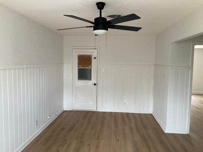 Foto del edificio - 326 E 1st St