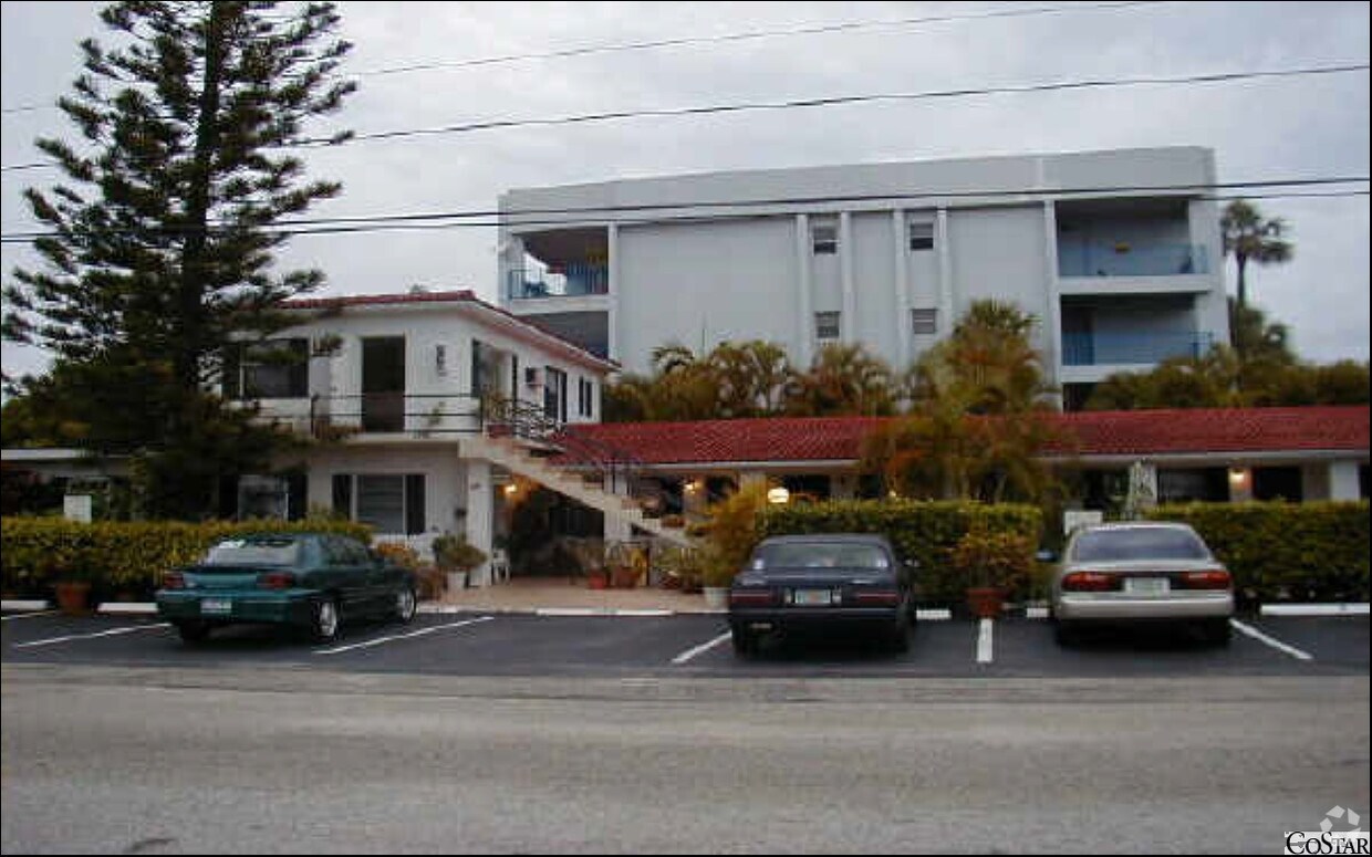 Building Photo - Block To Beach Inn