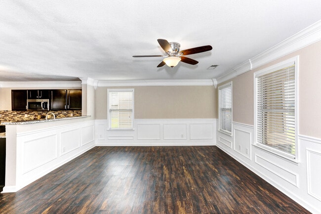 Building Photo - Large Updated 3 Bed / 2.5 Bath Home