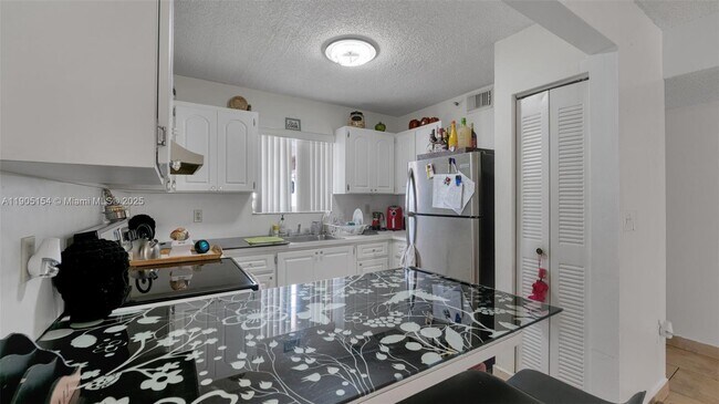 Foto del edificio - 7935 W 30th Ct