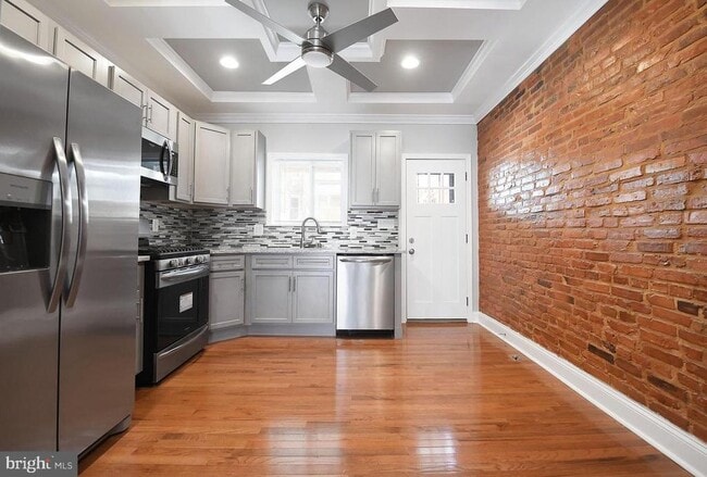 Building Photo - 2624 Llewelyn Ave