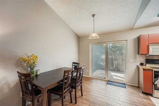 Building Photo - 1015 E Yager Ln