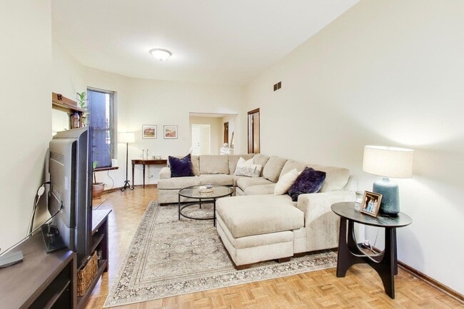 Building Photo - 922 W Fullerton Ave