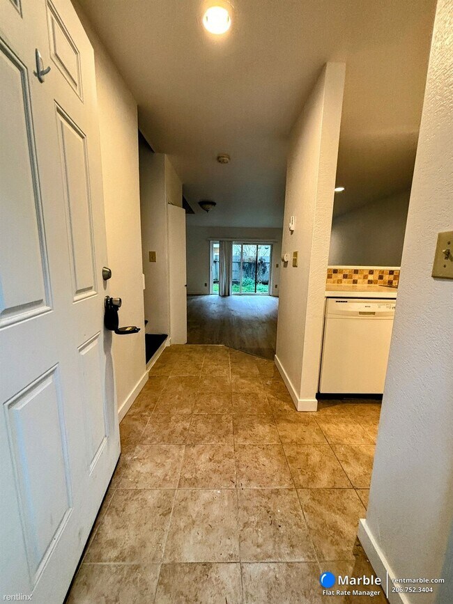Building Photo - 2 br, 1.5 bath Townhome - 2524 NE 195th St...