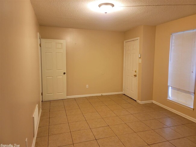 Building Photo - 217 Stonewall Dr