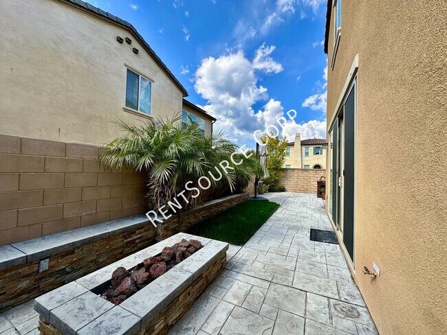 Building Photo - 4 Bedroom (1 Bed/Bath Downstairs) + Loft f...