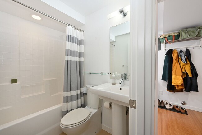 Building Photo - 3-Story Ballard Home - In Unit Washer/Dryer, Rooftop Deck