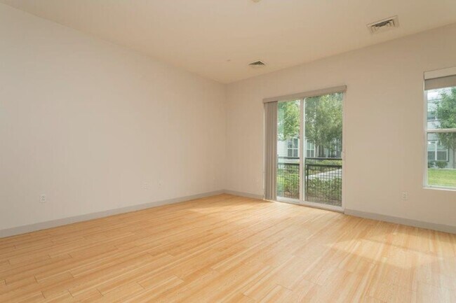 Foto del edificio - 217 W 2nd St