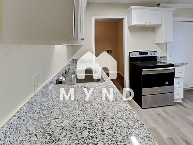 Building Photo - 2 br, 1 bath House - 757 W Cornelia Cir