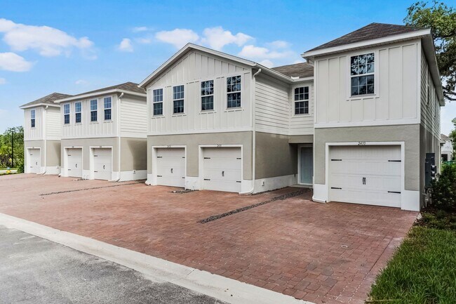 Foto del edificio - Brand New ~ 3/2.5 End Unit Townhome w/ Stylish Upgrades!